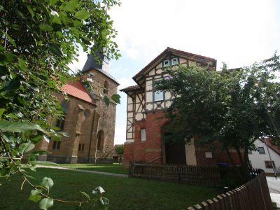 Mehrfamilienhaus in zentraler Dorflage – ehemalige Dorfschule von Mendhausen